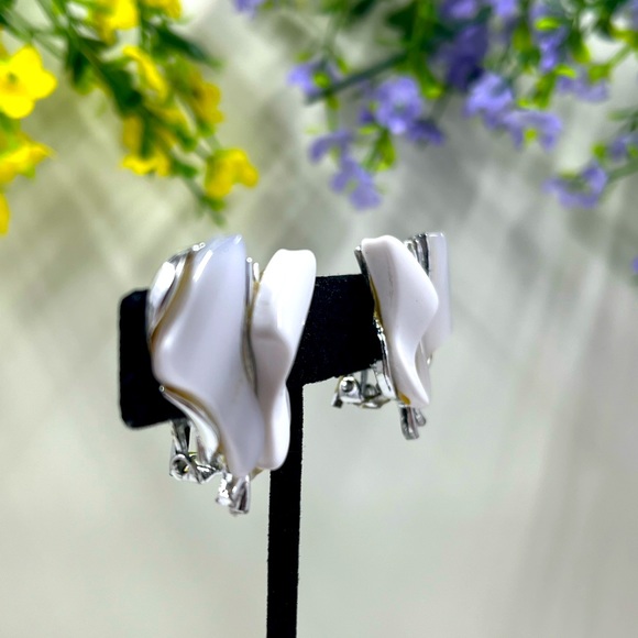 Mid Century Arthur Pepper Signed Vintage White Acrylic Abstract Clip On Earrings - Picture 5 of 12